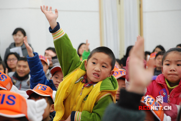 幼儿园小朋友举手图片