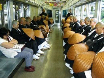 日本地铁奇葩多:神睡姿男、吸盘女、占座熊(图)(7)