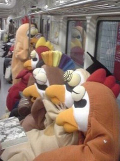 日本地铁奇葩多:神睡姿男、吸盘女、占座熊(图)(6)