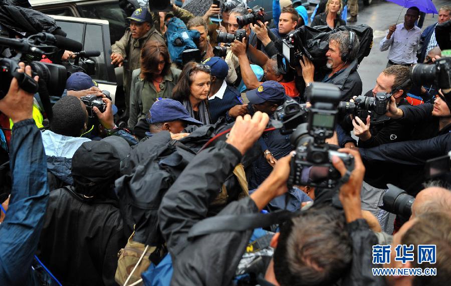 3月3日,媒体在法院外采访斯滕坎普的家人。 当日,南非著名残疾人运动员、被誉为“刀锋战士”的奥斯卡·皮斯托瑞斯在位于比勒陀利亚的北豪滕高等法院出庭受审,他被指控在2013年情人节当天枪杀了女友斯滕坎普。新华社发