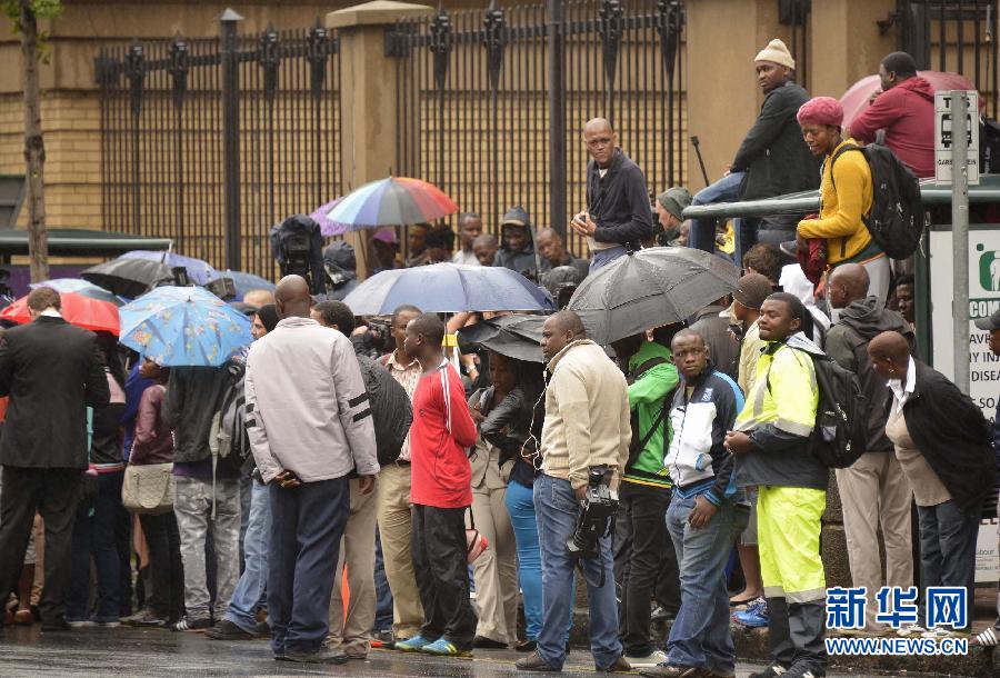 3月3日,媒体在法院外等候采访。 当日,南非著名残疾人运动员、被誉为“刀锋战士”的奥斯卡·皮斯托瑞斯在位于比勒陀利亚的北豪滕高等法院出庭受审,他被指控在2013年情人节当天枪杀了女友斯滕坎普。新华社发