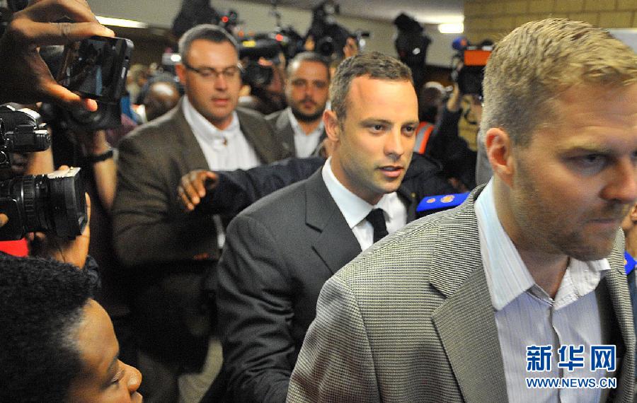 3月3日,奥斯卡·皮斯托瑞斯(中)被带入法庭。 当日,南非著名残疾人运动员、被誉为“刀锋战士”的奥斯卡·皮斯托瑞斯在位于比勒陀利亚的北豪滕高等法院出庭受审,他被指控在2013年情人节当天枪杀了女友斯滕坎普。新华社发