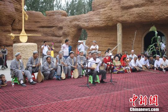 今年66岁的新疆新和县民间艺人依明?托卡,用民族乐器弹唱京剧、红歌四十多年,先后招收学生20余人,并赴新疆乌鲁木齐、喀什、库尔勒等地巡演。 荆云辉 摄
