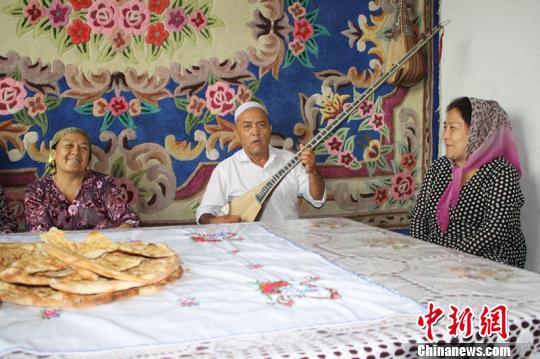 今年66岁的新疆新和县民间艺人依明?托卡,用民族乐器弹唱京剧、红歌四十多年,先后招收学生20余人,并赴新疆乌鲁木齐、喀什、库尔勒等地巡演。 荆云辉 摄