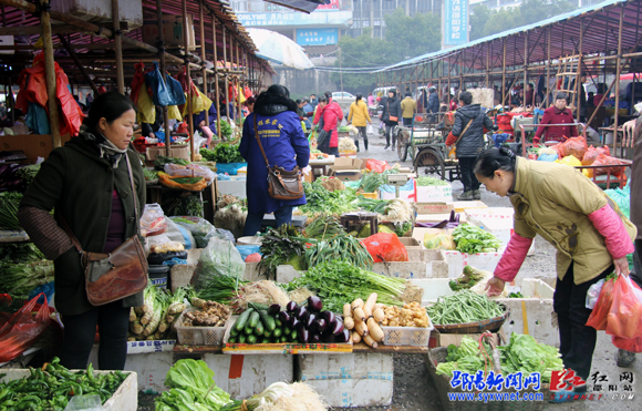 邵阳大祥坪临时菜市场秩序井然商户建议改善路