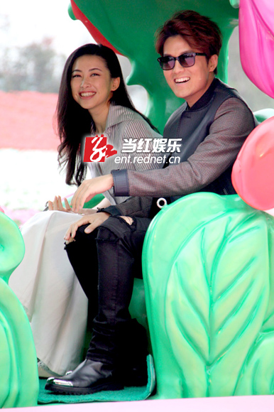 脱轨时代首映 朱珠吴克群甜蜜互动