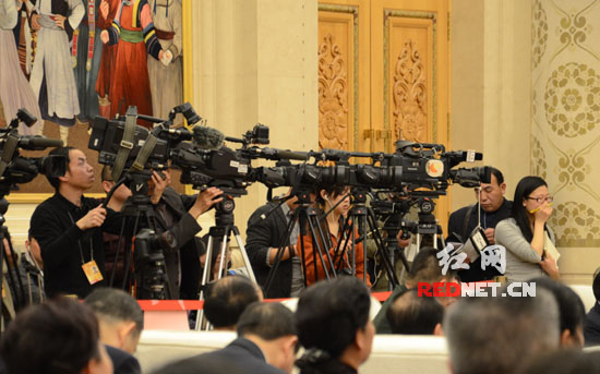 3月5日下午，湖南代表团在北京人民大会堂湖南厅举行第二次全体会议，审议政府工作报告，会议向中外媒体开放。