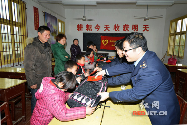 湘潭地税直属局组织志愿者走进湘潭县三合小学，开展了“春风行动”志愿者服务活动，为该校7名贫困学生送去爱心。