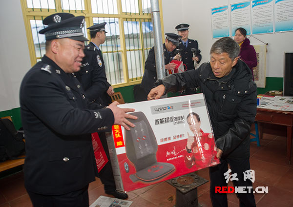 3月6日，长沙市公安局特巡警支队第一大队教导员向志刚[左一]将一些医疗保健用品送给长沙县干杉敬老院。