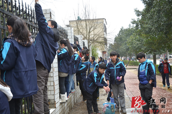 靖州一中的学生们在为城市街道"美容" 陈俊名 摄