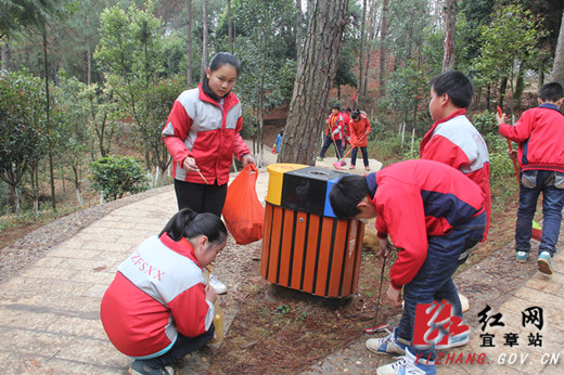 宜章县小学生学雷锋 扮靓红色森林公园