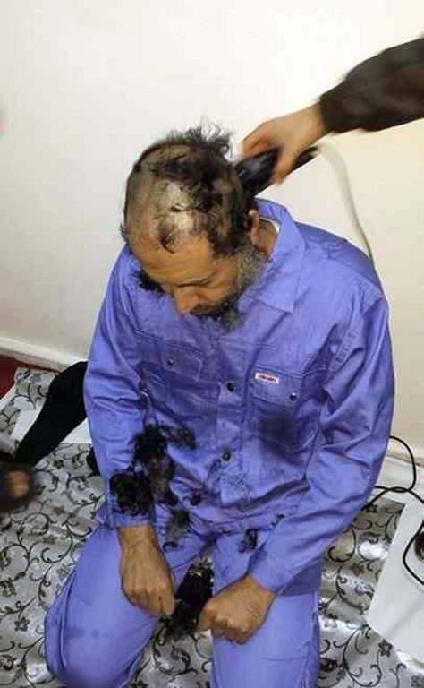 　　萨阿迪被引渡回国后，监狱警卫对萨阿迪进行了剃头。