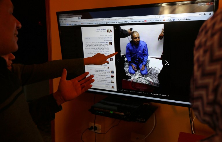 萨阿迪被引渡回国后，监狱警卫对萨阿迪进行了剃头。