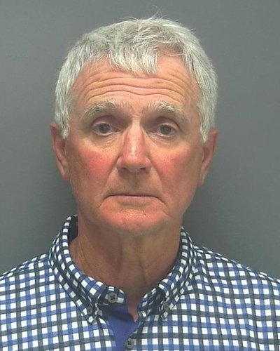 老人停车太慢致交通堵塞后被警方逮捕（图）