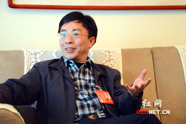 全国人大代表、湖南省政协副主席、湖南大学副校长赖明勇认为，在人口老龄化大背景之下，进一步放宽计划生育政策已是形势所趋。