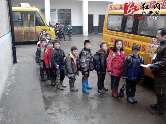 创走读新形式 岳塘区一农村小学校车接送学生