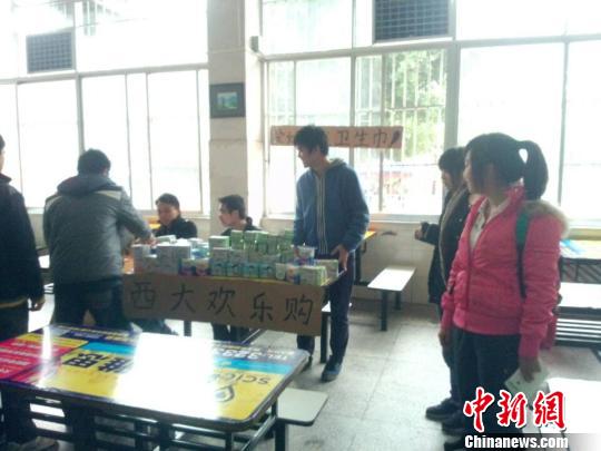 广西一高校男生推销卫生巾呼吁送女生显关爱