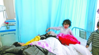 大宝在急诊室因为一条秋裤发脾气。记者王恺凝胡伟鸣实习生沈雨果摄