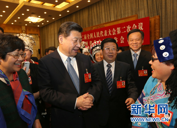 3月7日，中共中央总书记、国家主席、中央军委主席习近平参加十二届全国人大二次会议贵州代表团的审议。这是习近平来到女代表中间，同她们亲切交流，并表示，明天就是国际劳动妇女节，借此机会，代表党中央、国务院，向女代表、女委员及全国各界妇女同胞，致以节日的问候。新华社记者刘卫兵摄