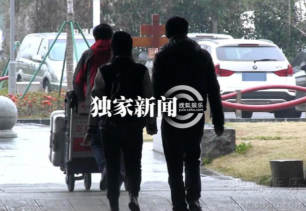 [视频]高圆圆赵又廷游宁波 雨夜漫步情更浓