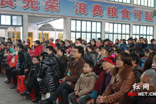 一大批凝聚乡土气息的文艺节目竞先上演，吸引了近千名群众到场观看。