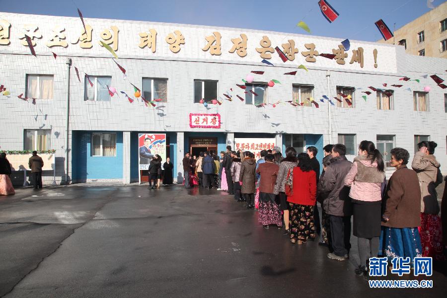 　　3月9日，在朝鲜平壤第17选区，选民们排队等候投票。 当日，朝鲜第13届最高人民会议代议员选举在首都平壤及各地举行。 新华社记者曾涛摄 