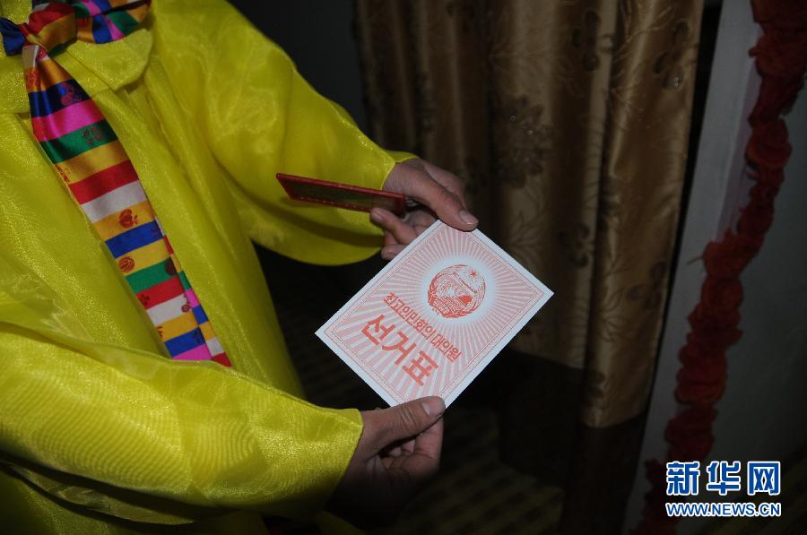 　　3月9日，在朝鲜平壤第17选区，一名选民展示选票。 当日，朝鲜第13届最高人民会议代议员选举在首都平壤及各地举行。 新华社记者杜白羽摄 
