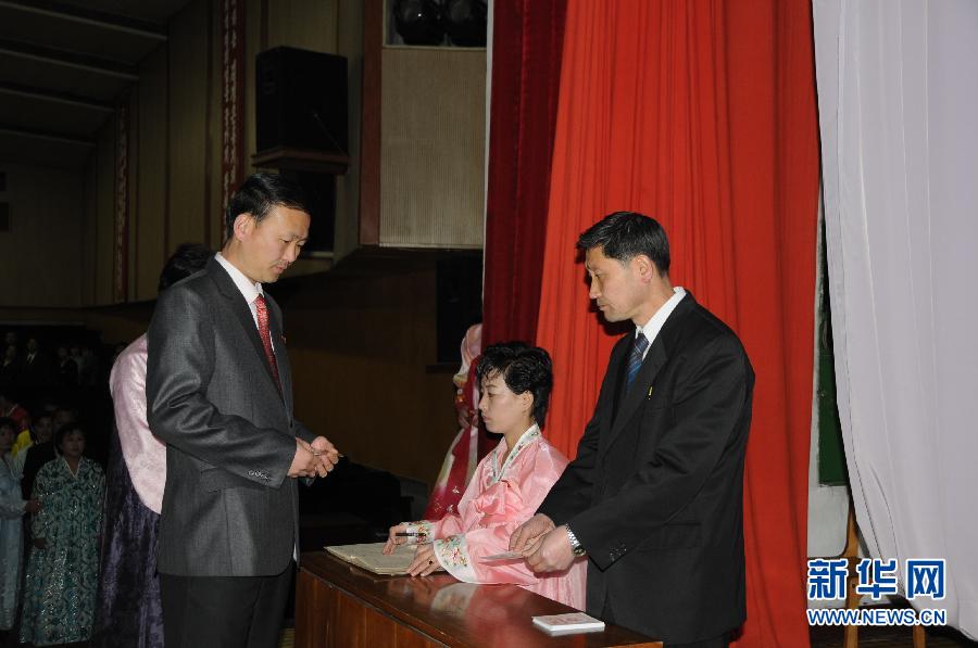 　　3月9日，在朝鲜平壤第17选区，选民们领取选票。 当日，朝鲜第13届最高人民会议代议员选举在首都平壤及各地举行。 新华社记者杜白羽摄 