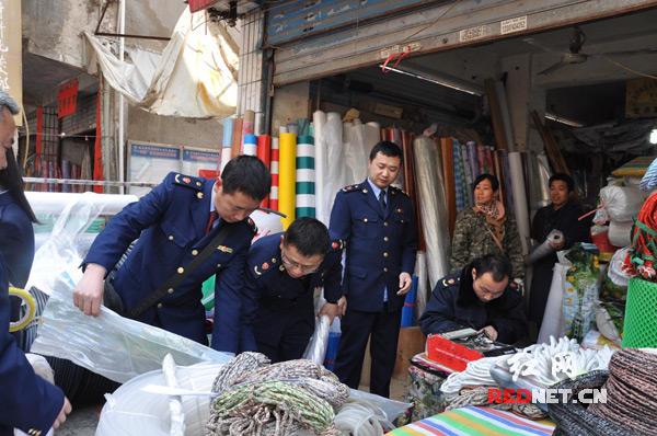 3月10日，龙山县工商局正式启动2014年“红盾护农”保春耕、农资市场专项整治行动