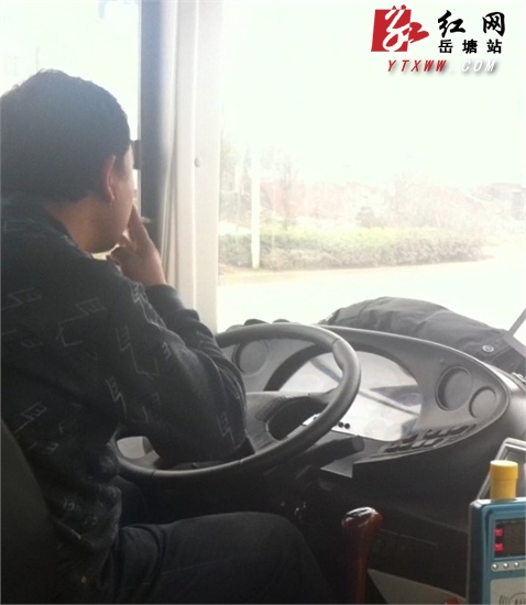 【湘潭公交乱象】一103路公交车司机边开车边吸烟