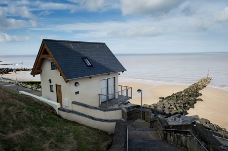 另类浪漫:男子将海边厕所改度假小屋送老婆(图)