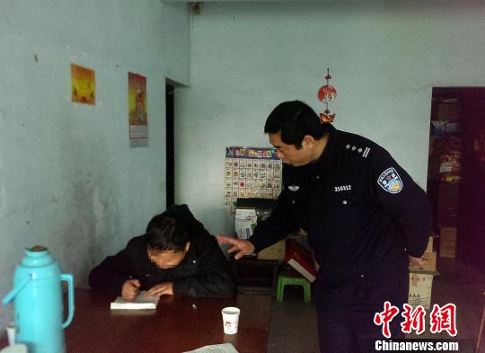图为在民警的教育劝说下，卿鸿化名当场写下保证书。重庆荣昌县公安局供图src=