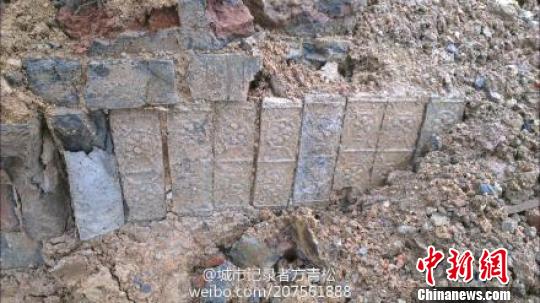 图为古代墓葬群砖墙上所特有的花纹 网友供图 摄