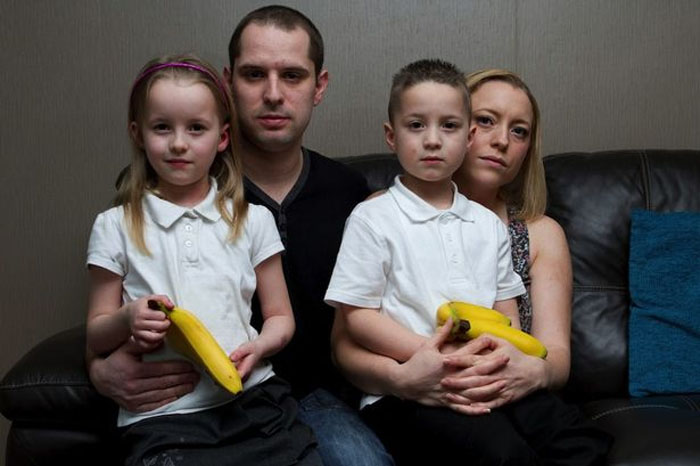 英国斯塔福德郡亨斯福德市31岁男子杰米·罗伯茨一家4口。(网页截图)