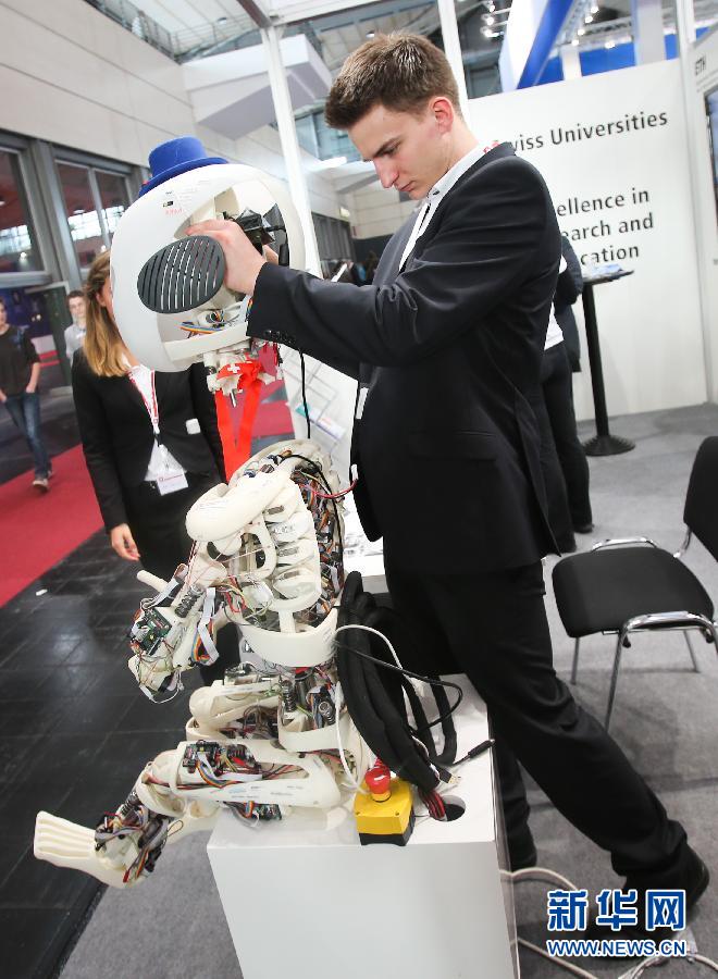 3月11日，在德国汉诺威IT展上，工作人员拆卸一台来自瑞士的名为“Roboy”的类人机器人。新华社记者张帆摄 