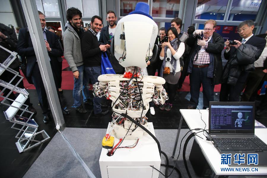 　3月11日，在德国汉诺威IT展上，与会代表参观一台来自瑞士名为“Roboy”的类人机器人。新华社记者张帆摄 