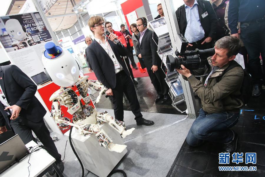 　3月11日，在德国汉诺威IT展上，与会代表参观一台来自瑞士的名为“Roboy”的类人机器人。新华社记者张帆摄 