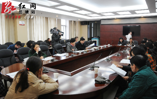 座谈交流 李江南慰问岳塘区困难妇女代表