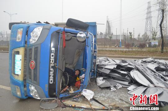 雨雾天气道路湿滑广西柳州一货车侧翻女司机被困