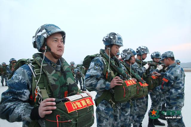 该团参谋长李强（左一）准备登机。赵大瀚 摄