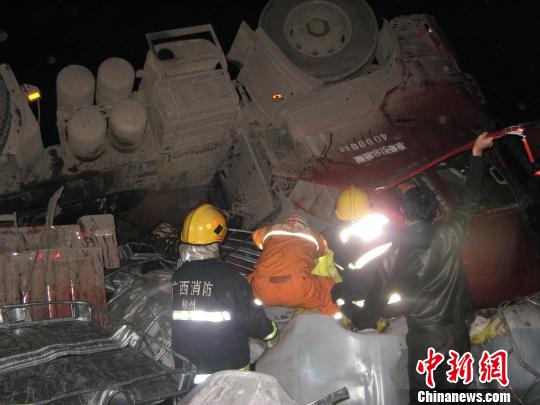 消防官员在事发现场进行施救。 雷阳 摄