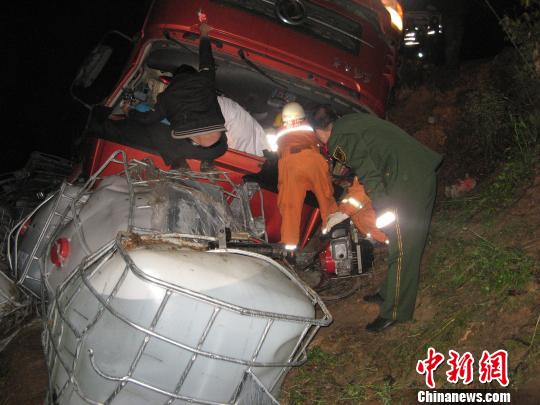 消防官员在事发现场进行施救。 雷阳 摄
