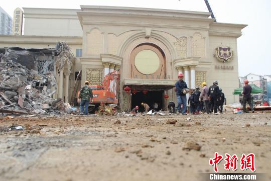 图为柳州威尼斯国际会所强拆现场。 雷彬 摄