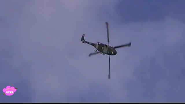 [视频]罕见的直升机特技飞行 空中疯狂翻转