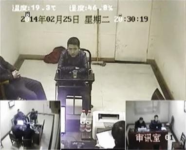 嫌疑人在审讯室接受讯问