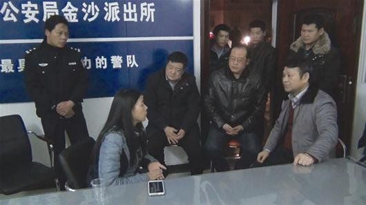 受害人成女士接受警方询问