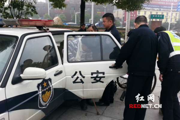 (平安护送到家) 红网株洲3月14日讯(通讯员 李敏)你们这么忙还抽时间送我们回家,真是帮了我们老两口的大忙了,太感谢你们了!3月13日上午,刘奶奶推着坐在轮椅上的老伴打了半小时的车都没打到,湖南株洲石峰区响石广场交警岗亭里的民警将两位老人送回了家。 3月13日上午11时许,在株洲响石广场北口交警岗亭旁边,一名老太太推着轮椅上的老伴不停地招手打的,可半个小时过去了,两位老人还是没有打到的士。