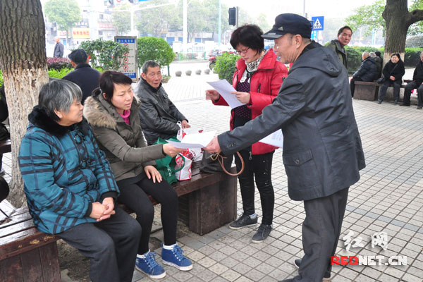 为了让市民更好地了解新《消法》，喻晖还为市民们发放了宣传资料。