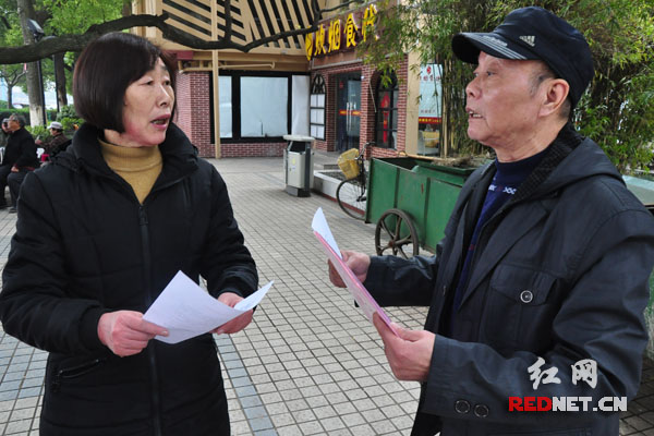 余晖为市民讲解消费维权知识。