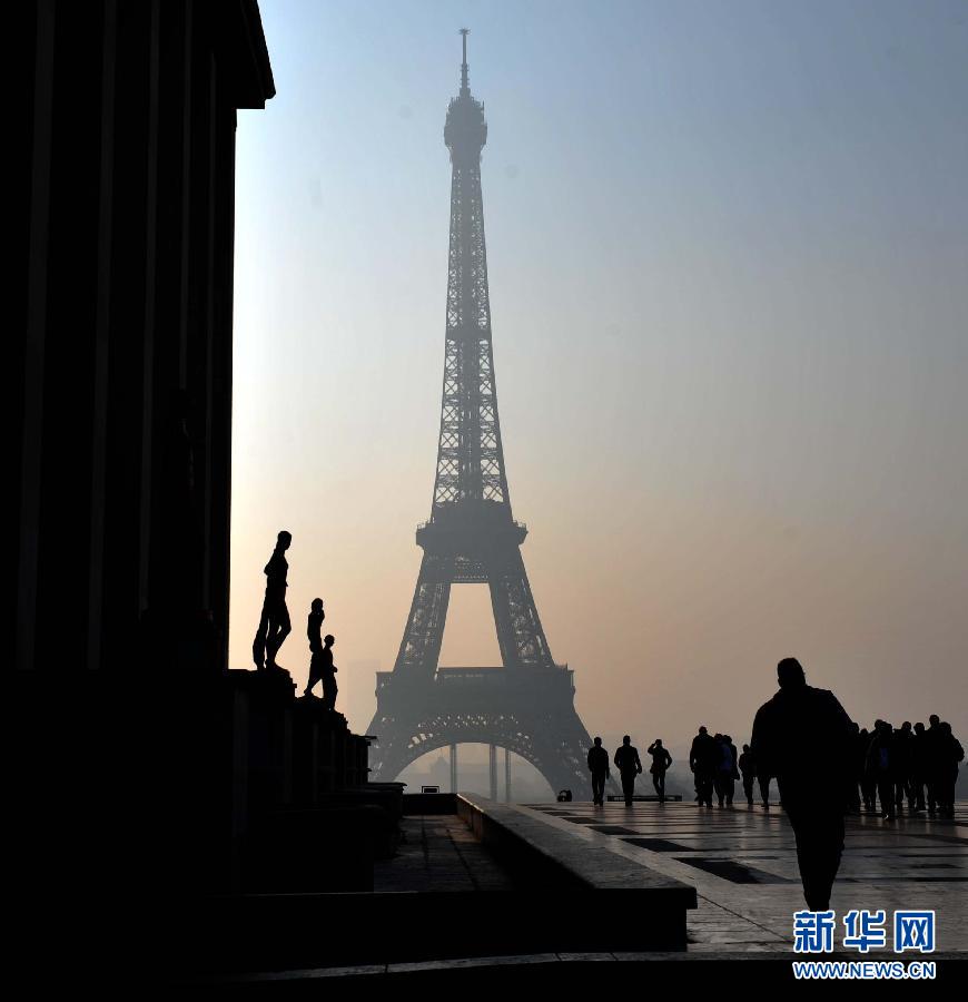 　 3月14日，法国巴黎市中心地区雾霾严重，能见度降低。新华社记者陈晓伟摄 
